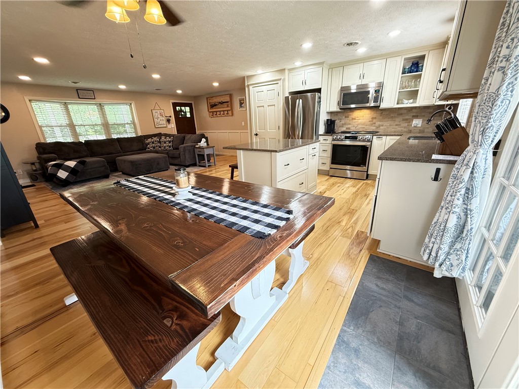 Hempfield Twp - Mer, Pennsylvania 16125, United States, 4 Bedrooms Bedrooms, ,3 BathroomsBathrooms,Residential,Contingent,152555