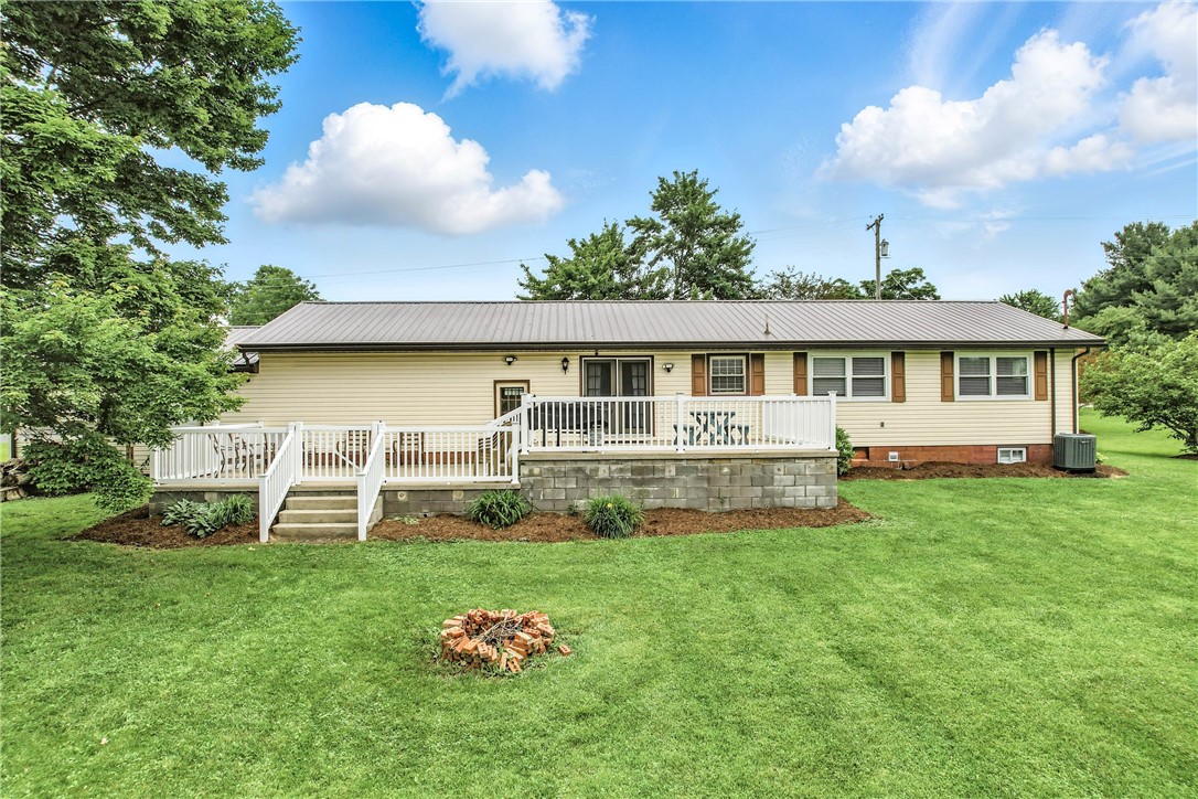 Hempfield Twp - Mer, Pennsylvania 16125, United States, 4 Bedrooms Bedrooms, ,3 BathroomsBathrooms,Residential,Contingent,152555