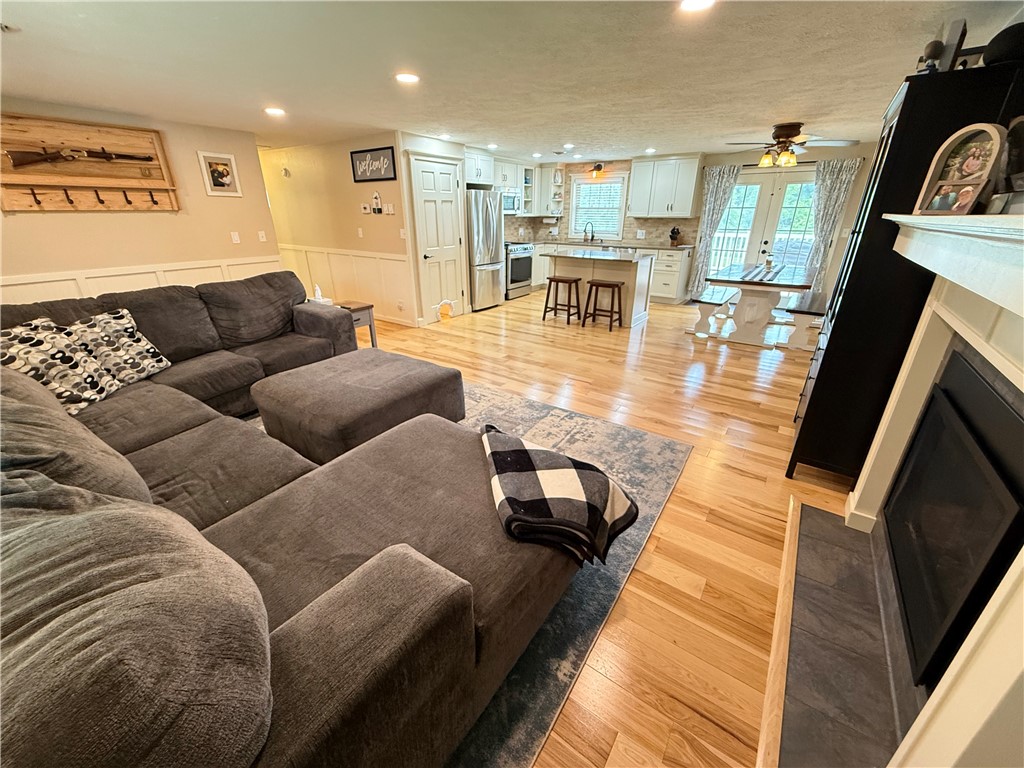 Hempfield Twp - Mer, Pennsylvania 16125, United States, 4 Bedrooms Bedrooms, ,3 BathroomsBathrooms,Residential,Contingent,152555