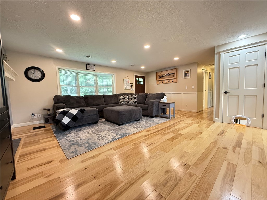 Hempfield Twp - Mer, Pennsylvania 16125, United States, 4 Bedrooms Bedrooms, ,3 BathroomsBathrooms,Residential,Contingent,152555