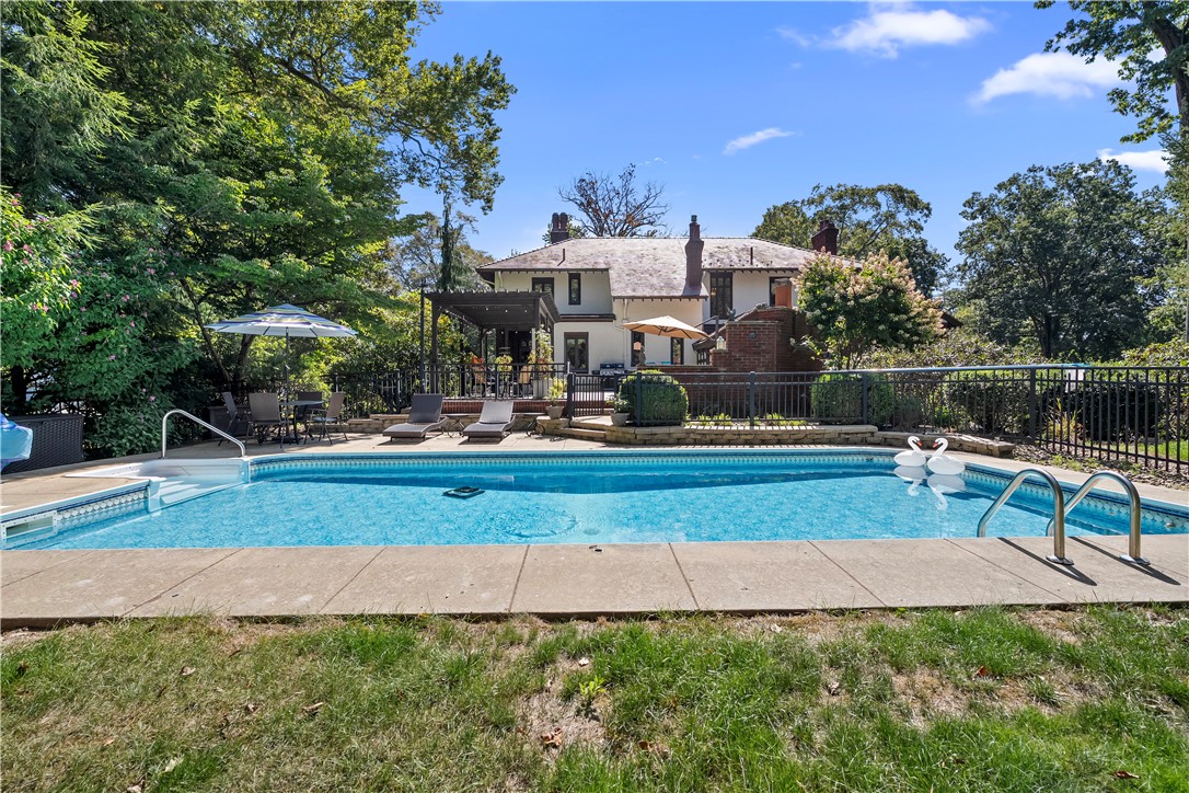 Grove City Boro, Pennsylvania 16127, United States, 6 Bedrooms Bedrooms, ,5 BathroomsBathrooms,Residential,Active,216218