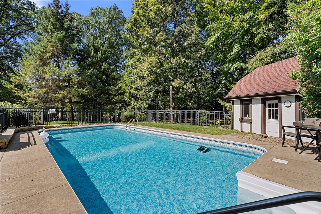 Grove City Boro, Pennsylvania 16127, United States, 6 Bedrooms Bedrooms, ,5 BathroomsBathrooms,Residential,Active,216218