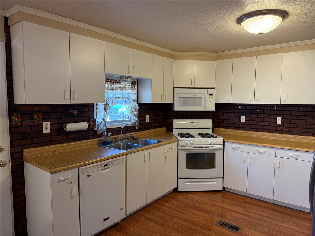 Redstone Twp, Pennsylvania 15475, United States, 3 Bedrooms Bedrooms, ,2 BathroomsBathrooms,Residential,Active,241635