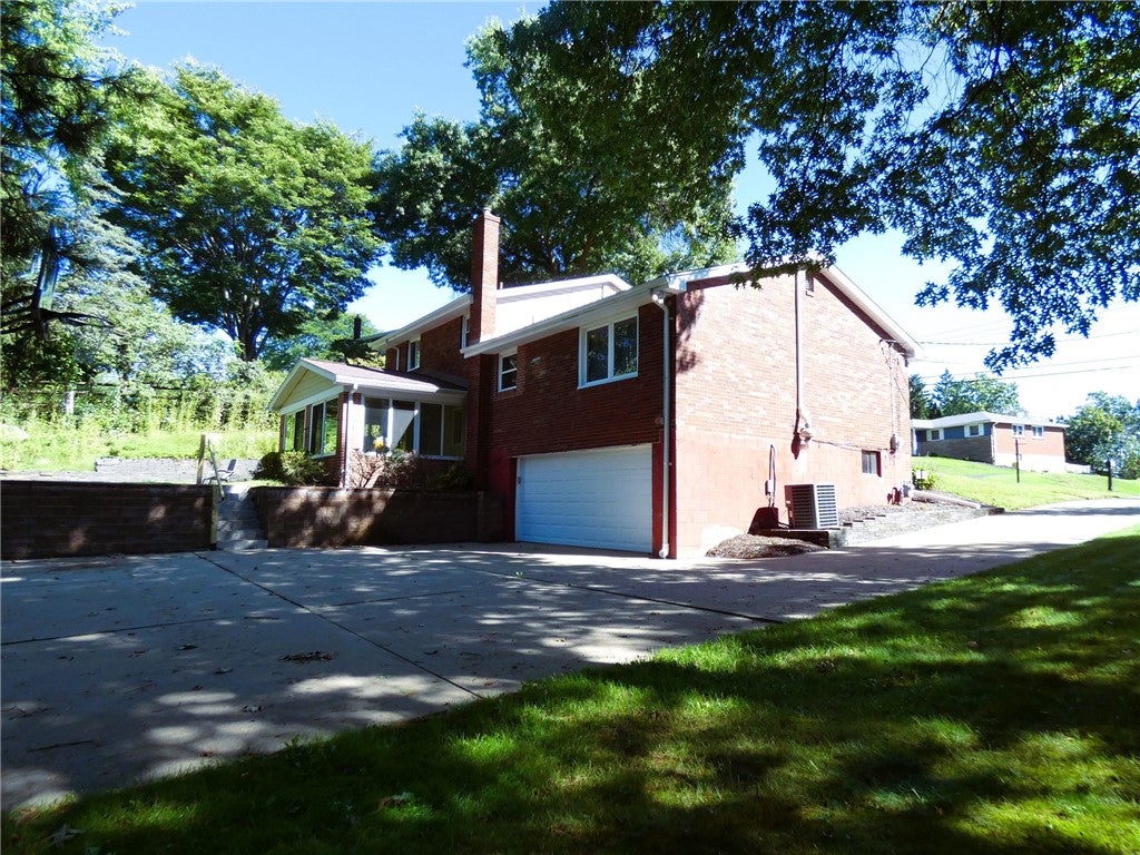 8459 Ridgemont Road
