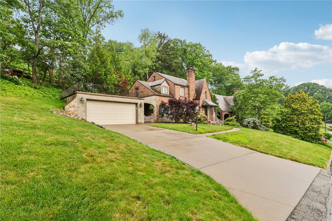 4219 Colonial Park Dr Dr, Brentwood, Pennsylvania image 2