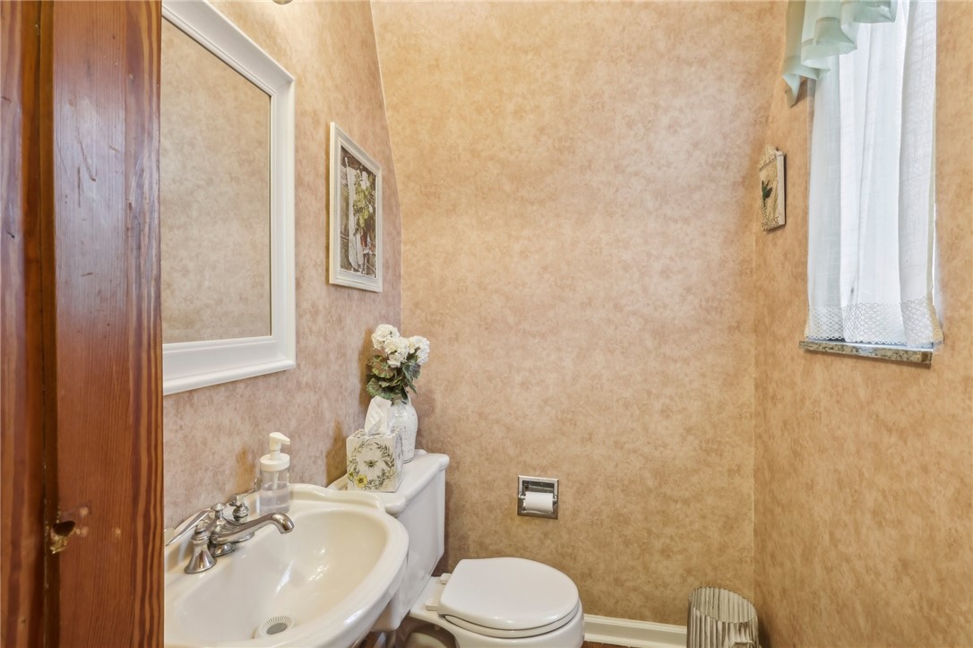 4219 Colonial Park Dr Dr, Brentwood, Pennsylvania image 9