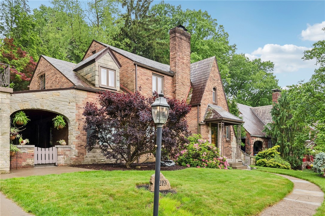 4219 Colonial Park Dr Dr, Brentwood, Pennsylvania image 3