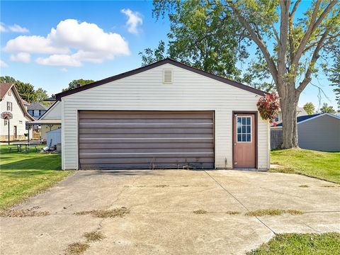 139 S Myers Sharon PA 16146