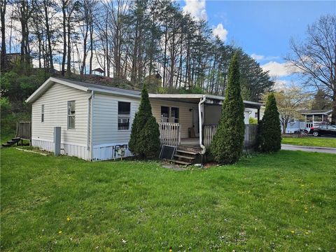 Photo of 280 Valleyview Dr, Oakdale, PA 15071 (MLS # 1747977)