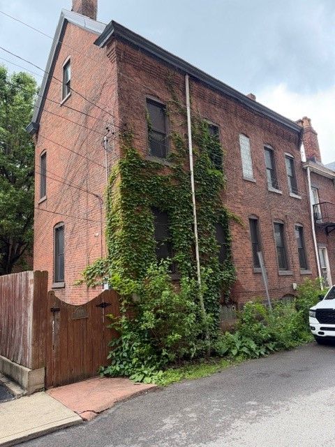 Photo of 2106 Fox Way, Pittsburgh, PA 15203 (MLS # 1752903)