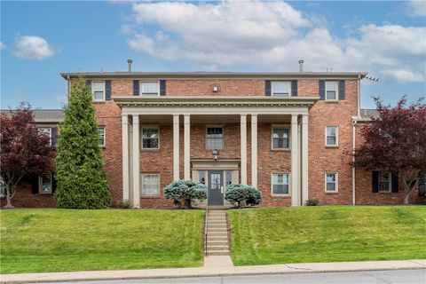 Condo For Sale - 692 Robinwood Dr Dr #C<br/> Scott Twp, PA 15216