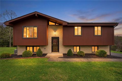 Photo of 4972 Field Acres Dr, Gibsonia, PA 15044 (MLS # 1749780)