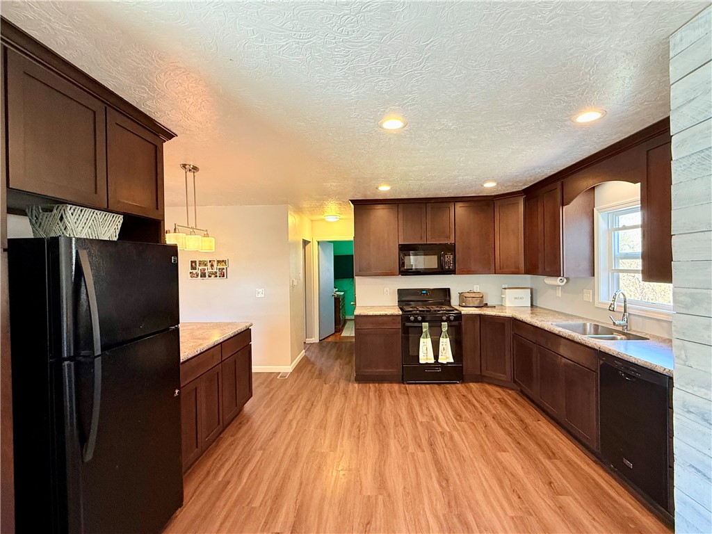 Parker, Pennsylvania 16049, United States, 3 Bedrooms Bedrooms, ,2 BathroomsBathrooms,Residential,Contingent,116565