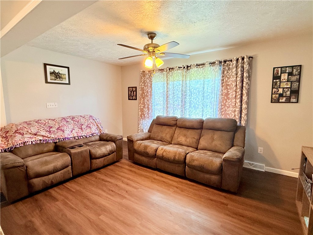 Parker, Pennsylvania 16049, United States, 3 Bedrooms Bedrooms, ,2 BathroomsBathrooms,Residential,Contingent,116565