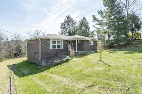 Photo of 3151 Oak St, Murrysville, PA 15668 (MLS # 1749959)