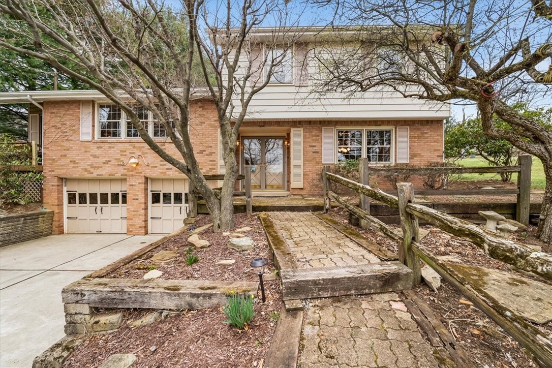 2205 Maureen Drive Dr, South Park, Pennsylvania image 3
