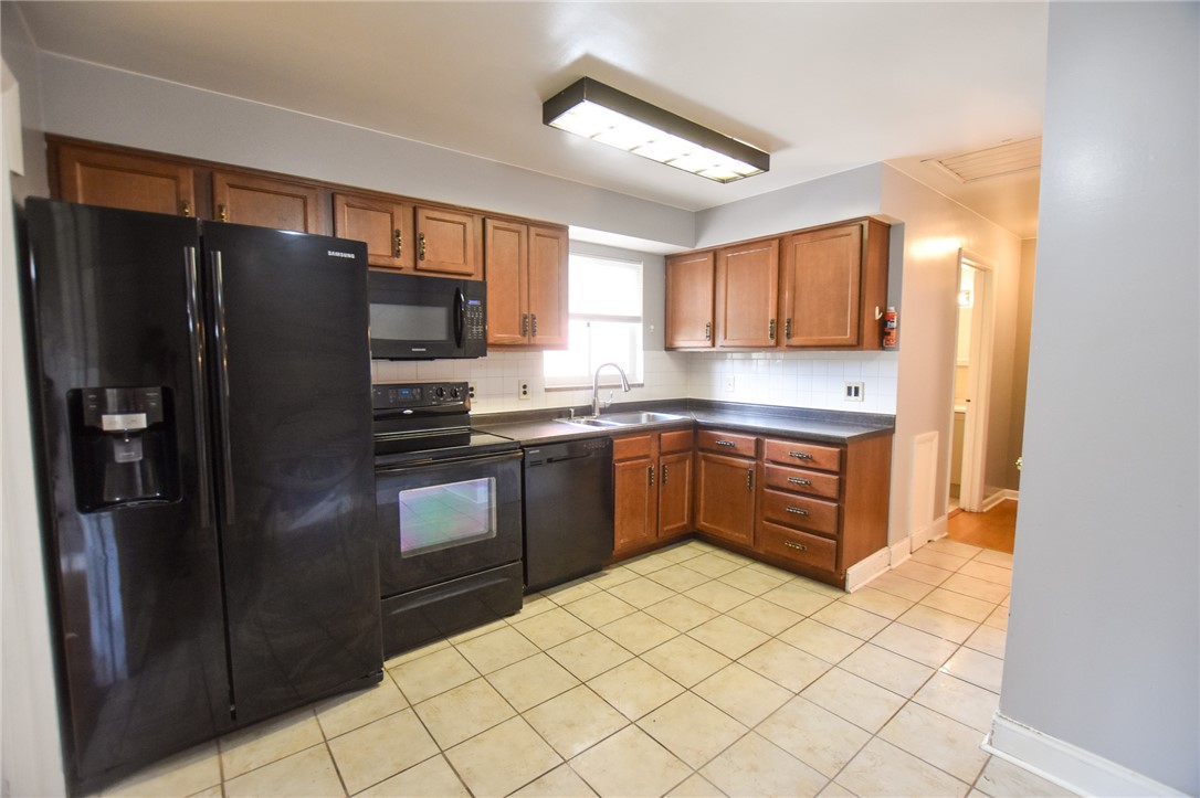 Shaler, Pennsylvania 15116, United States, 3 Bedrooms Bedrooms, ,3 BathroomsBathrooms,Residential,Contingent,38371