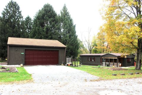Photo of 159 Smith St, Ellwood City, PA 16117 (MLS # 1727110)
