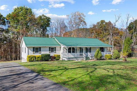 Photo of 205 Horseshoe Dr, Freeport, PA 16229 (MLS # 1727289)