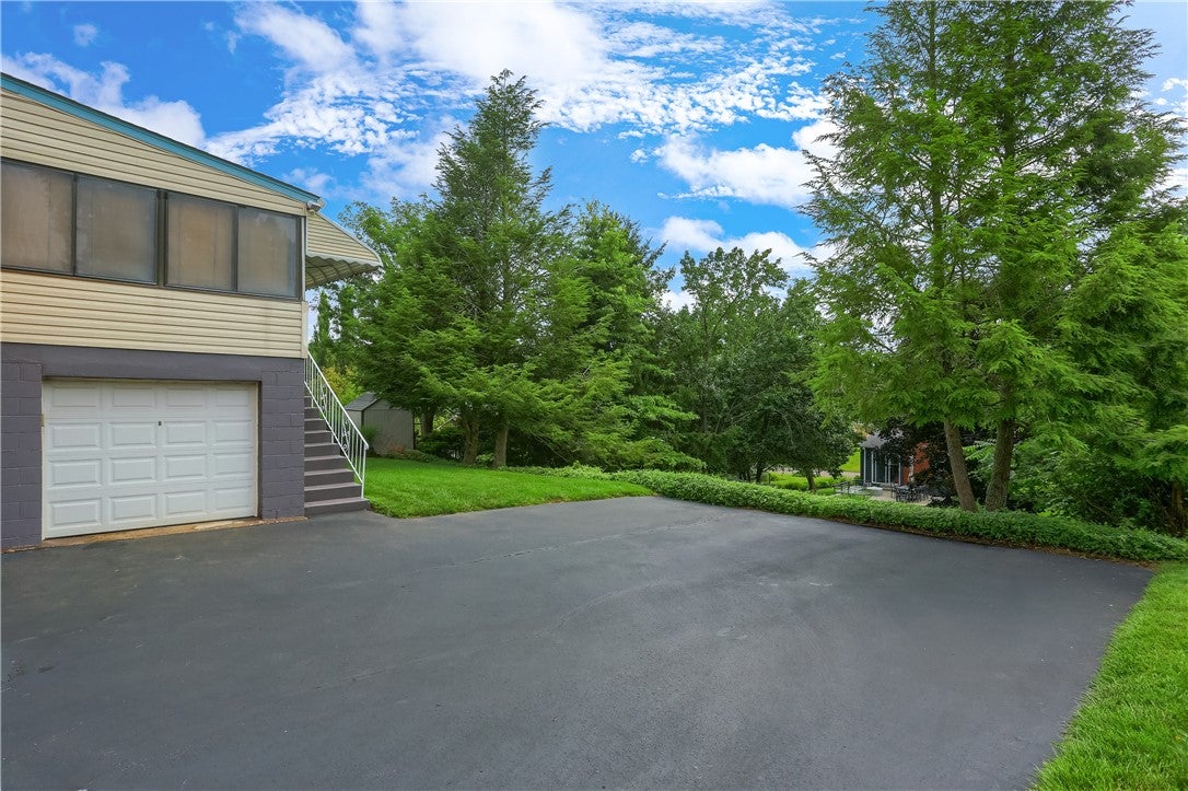 9144 Saginaw Dr