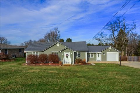 Photo of 110 Oakville Rd, Beaver Falls, PA 15010 (MLS # 1731746)