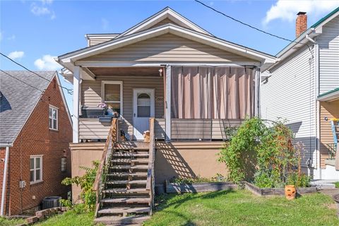 Photo of 1909 Woodmont Ave, New Kensington, PA 15068 (MLS # 1725142)