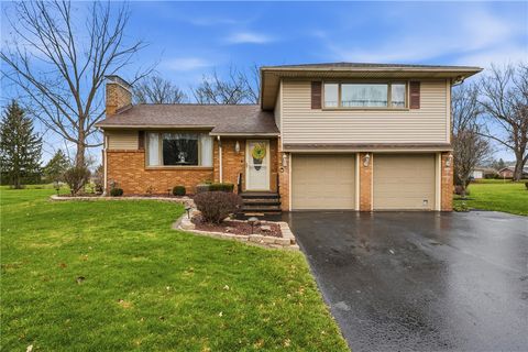 Photo of 17 Bellaire Dr, New Castle, PA 16105 (MLS # 1746873)