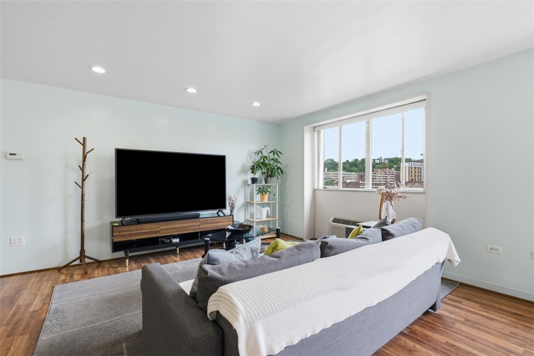 128 N Craig 909