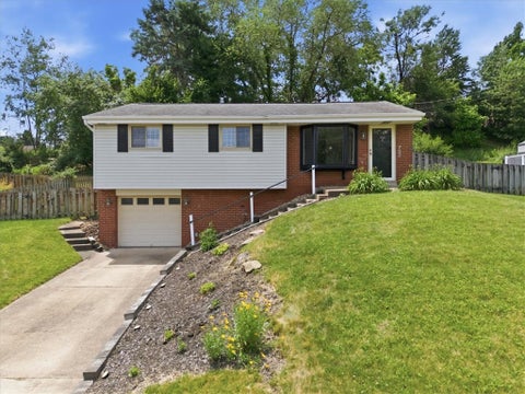 Photo of 722 Redstone Dr, Allison Park, PA 15101 (MLS # 1760256)