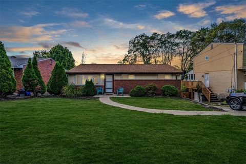 Homes For Sale - 954 Ellen Dr Dr<br/> Baldwin Boro, PA 15227