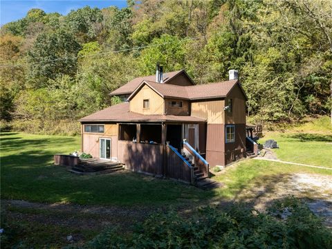 Photo of 824 Magnus Ln, Irwin, PA 15642 (MLS # 1724002)