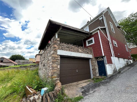 Photo of 725 Bloom St, Johnstown, PA 15902 (MLS # 1760900)