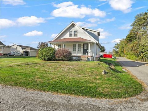 Photo of 1040 Kanawha St, Ellwood City, PA 16117 (MLS # 1726978)