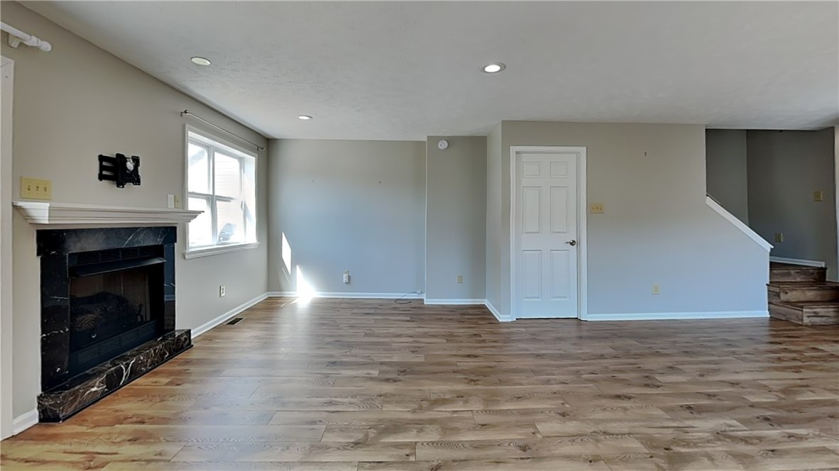 Mars Boro, Pennsylvania 16046, United States, 3 Bedrooms Bedrooms, ,3 BathroomsBathrooms,Residential,Contingent,91439