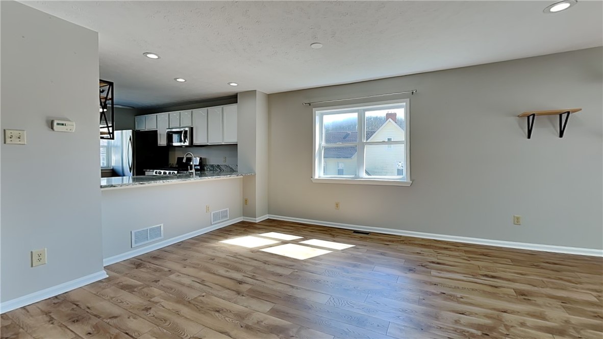 Mars Boro, Pennsylvania 16046, United States, 3 Bedrooms Bedrooms, ,3 BathroomsBathrooms,Residential,Contingent,91439