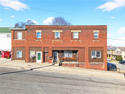 Photo of 800 4th St. St, Ellwood City, PA 16117 (MLS # 1743245)