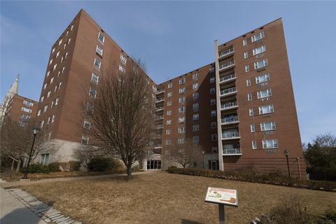 Photo of 4625 Fifth Ave #609, Pittsburgh, PA 15213 (MLS # 1733030)