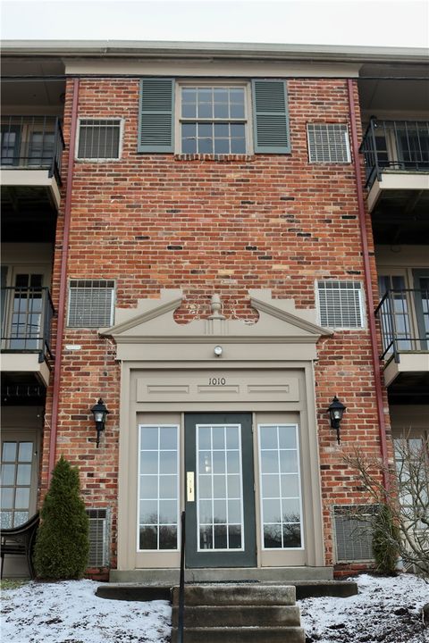 Photo of 1010 Margarite Dr #C, Pittsburgh, PA 15216 (MLS # 1741181)