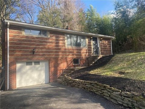 Photo of 658 Fort Couch Rd, Pittsburgh, PA 15241 (MLS # 1740699)