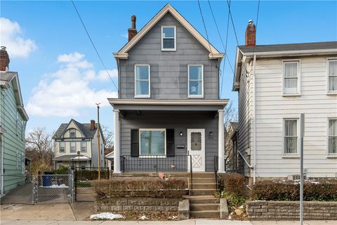 Photo of 816 Boggs Ave, Pittsburgh, PA 15211 (MLS # 1733150)