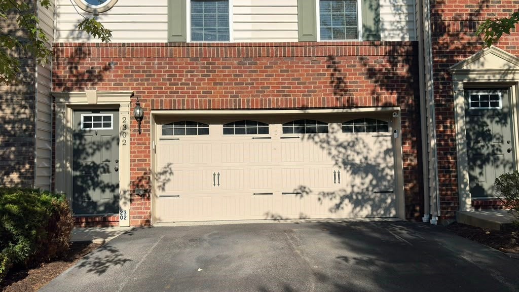 2302 Pointe View