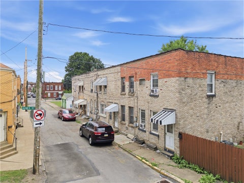 Townhouse For Sale - 409 Gardner St St<br/> McKees Rocks, PA 15136