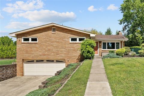 Photo of 361 Southridge Dr, Pittsburgh, PA 15241 (MLS # 1729056)