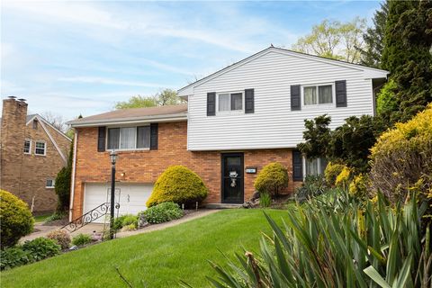 Photo of 53 Oregon Trl, Bethel Park, PA 15102 (MLS # 1752794)