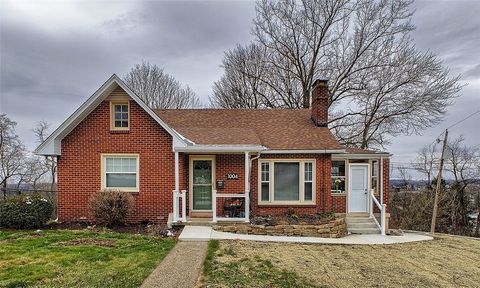 Photo of 1004 Hillcrest Dr, Greensburg, PA 15601 (MLS # 1744524)
