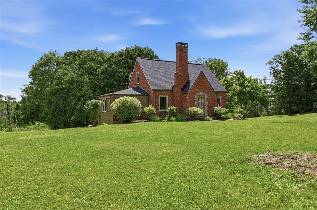 215 Twin Oaks