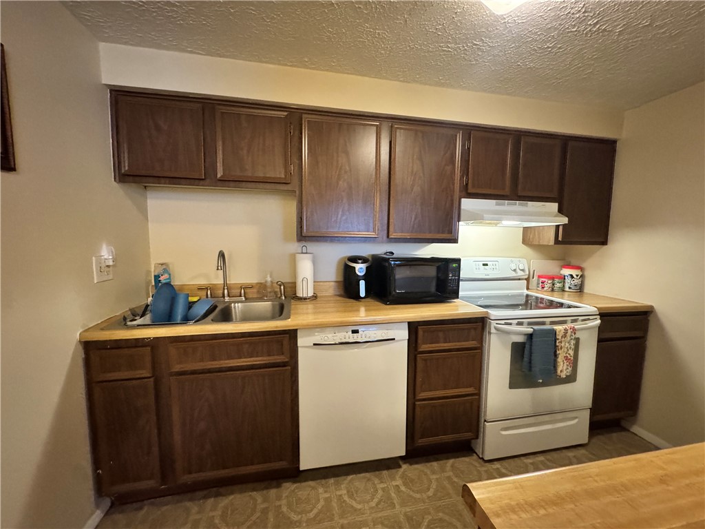 Cranberry Twp, Pennsylvania 16066, United States, 2 Bedrooms Bedrooms, ,1 BathroomBathrooms,Residential,Contingent,567
