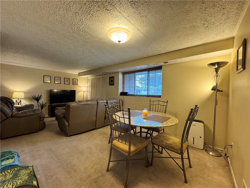 Cranberry Twp, Pennsylvania 16066, United States, 2 Bedrooms Bedrooms, ,1 BathroomBathrooms,Residential,Contingent,567