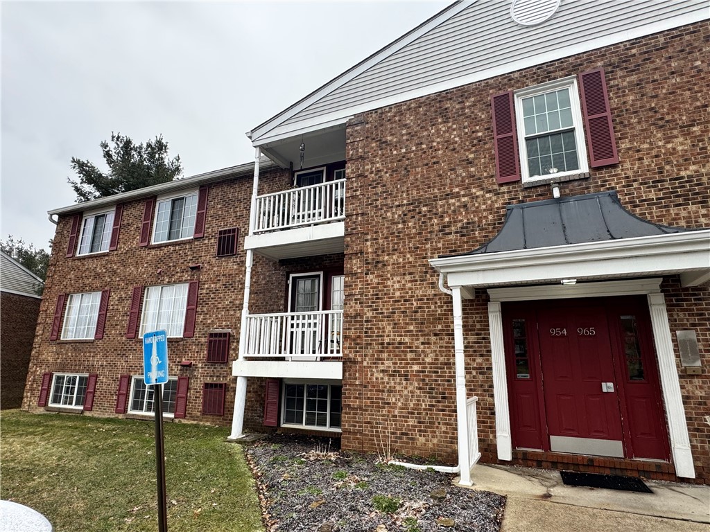 Cranberry Twp, Pennsylvania 16066, United States, 2 Bedrooms Bedrooms, ,1 BathroomBathrooms,Residential,Contingent,567