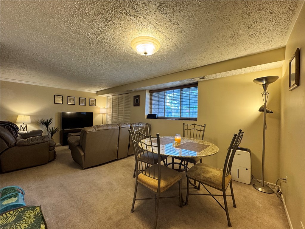 Cranberry Twp, Pennsylvania 16066, United States, 2 Bedrooms Bedrooms, ,1 BathroomBathrooms,Residential,Contingent,567